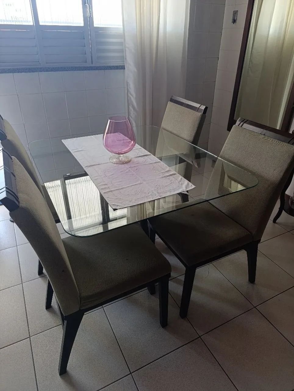 Mesa com 4 cadeiras 