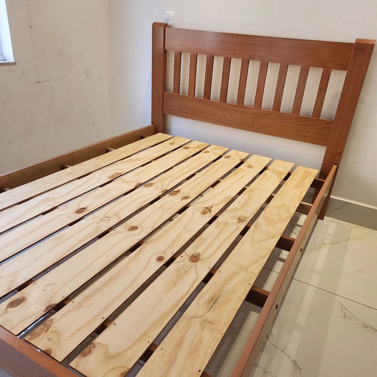 Cama casal em madeira 