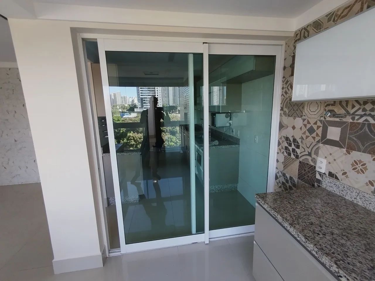 Vendo porta com esquadria 222 por 176<br>222 altura <br>198 largura<br>222 altura <br>198 largura - Foto 3