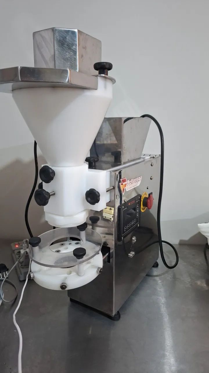 Maquina de salgados e empanadeira