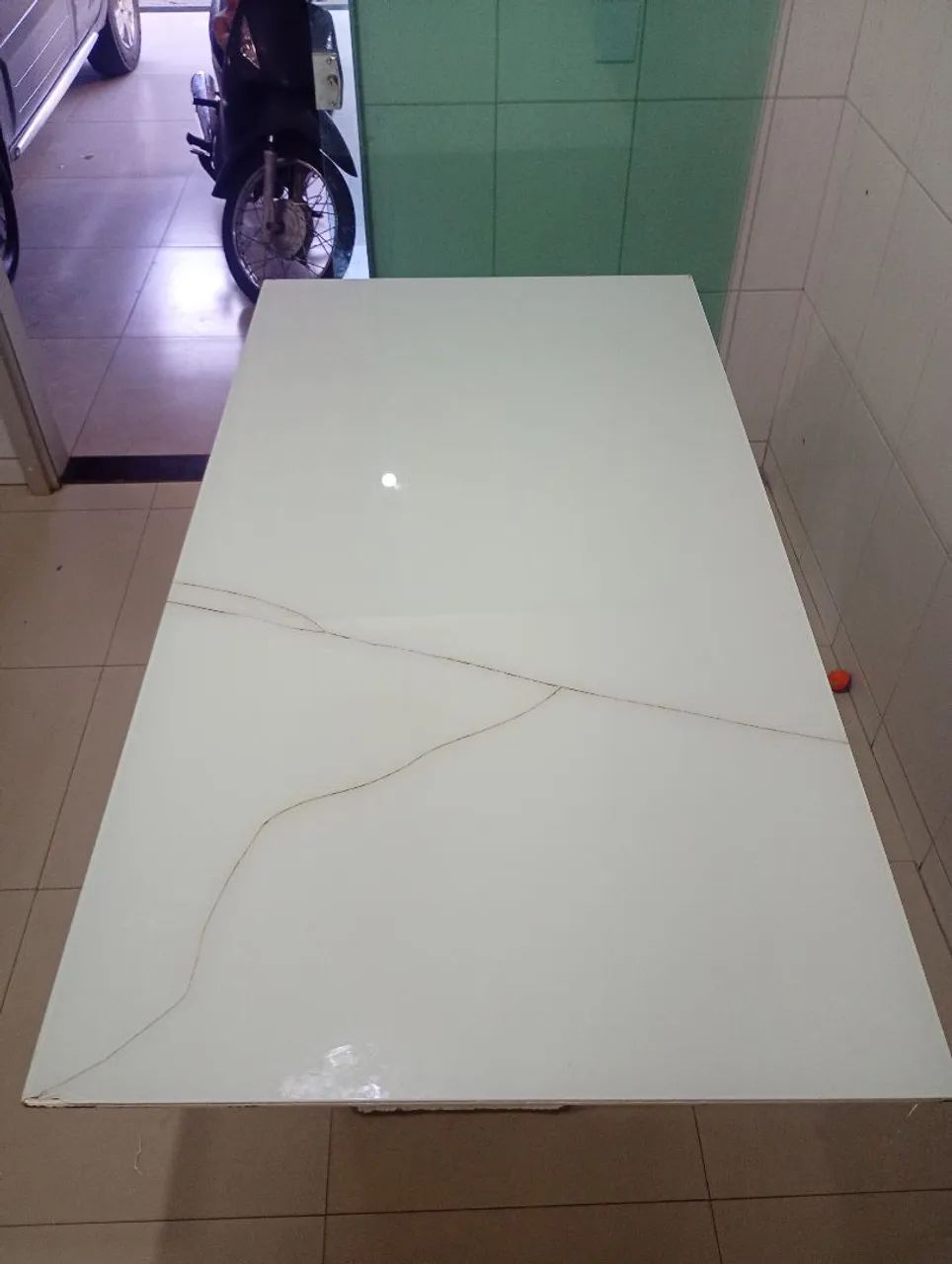 Mesa de jantar com tampo de vidro + 6 cadeiras - Foto 3