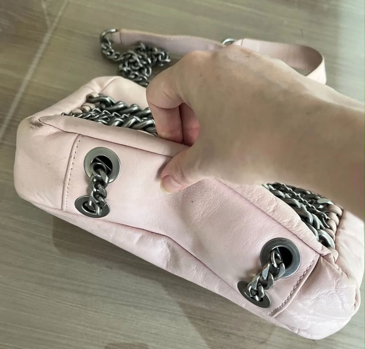 Bolsa couro rosa e correntes Zara - Foto 2