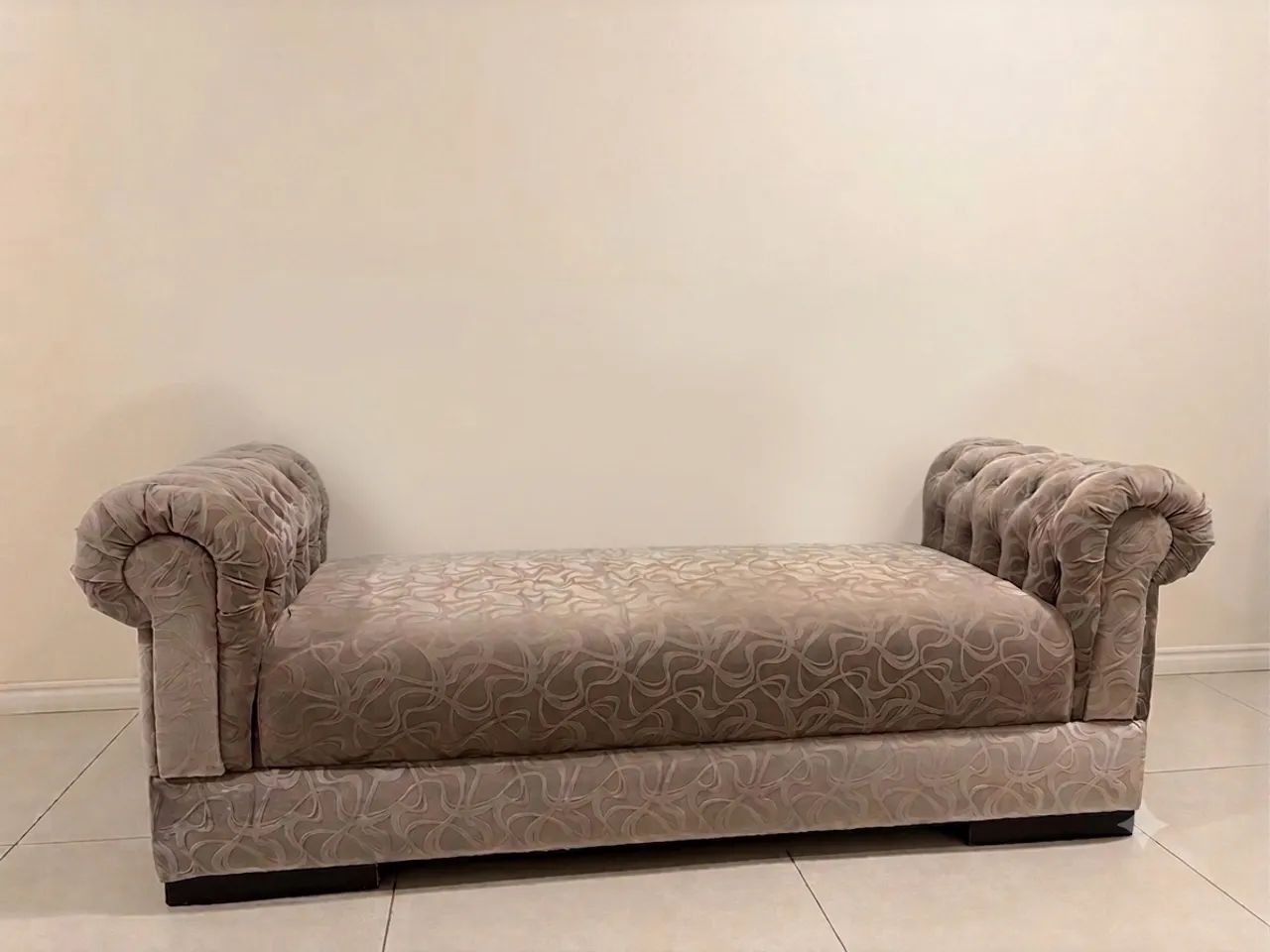 Sofá Recamier para Quarto ou Sala - Tecido Trabalhado