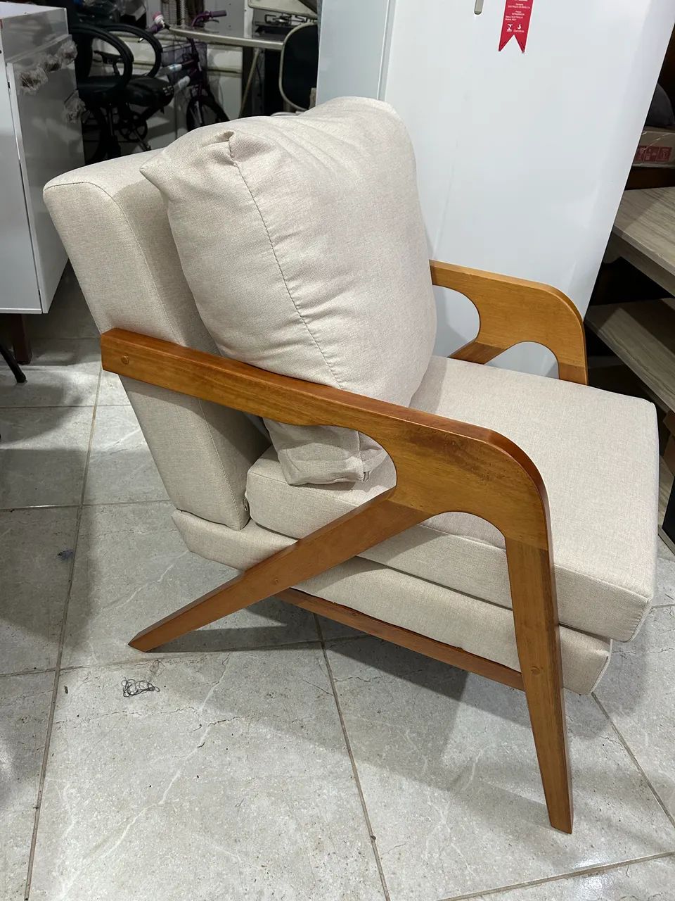 Poltrona decorativa linho bege - Foto 2