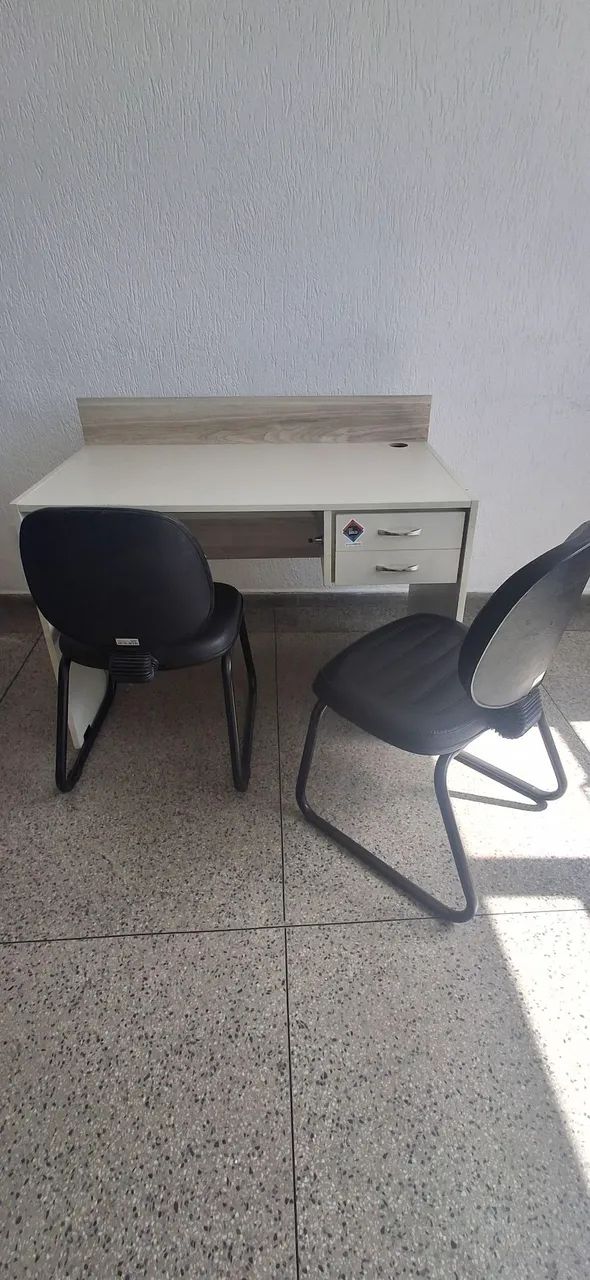 Mesa e cadeiras de escritório 