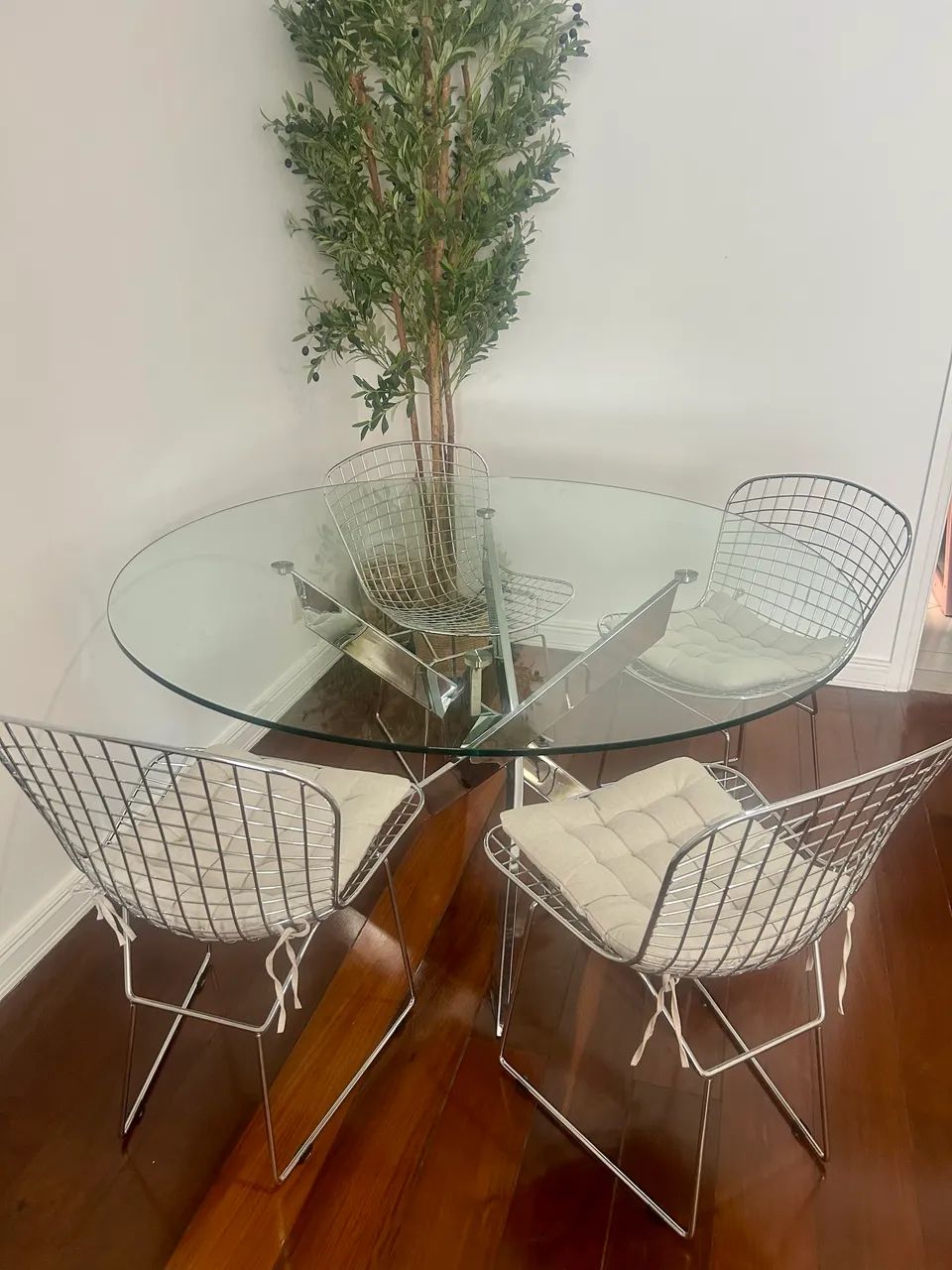 Mesa de jantar importada, adquirida originalmente na Suíça - Foto 2