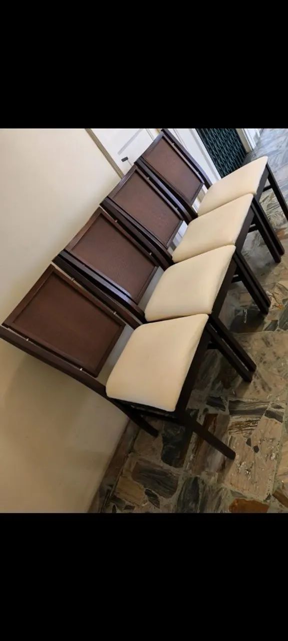 MESA DE 1,80 COMP X 90CM/ALT COM 4 CADEIRAS EM MADEIRA  - Foto 3