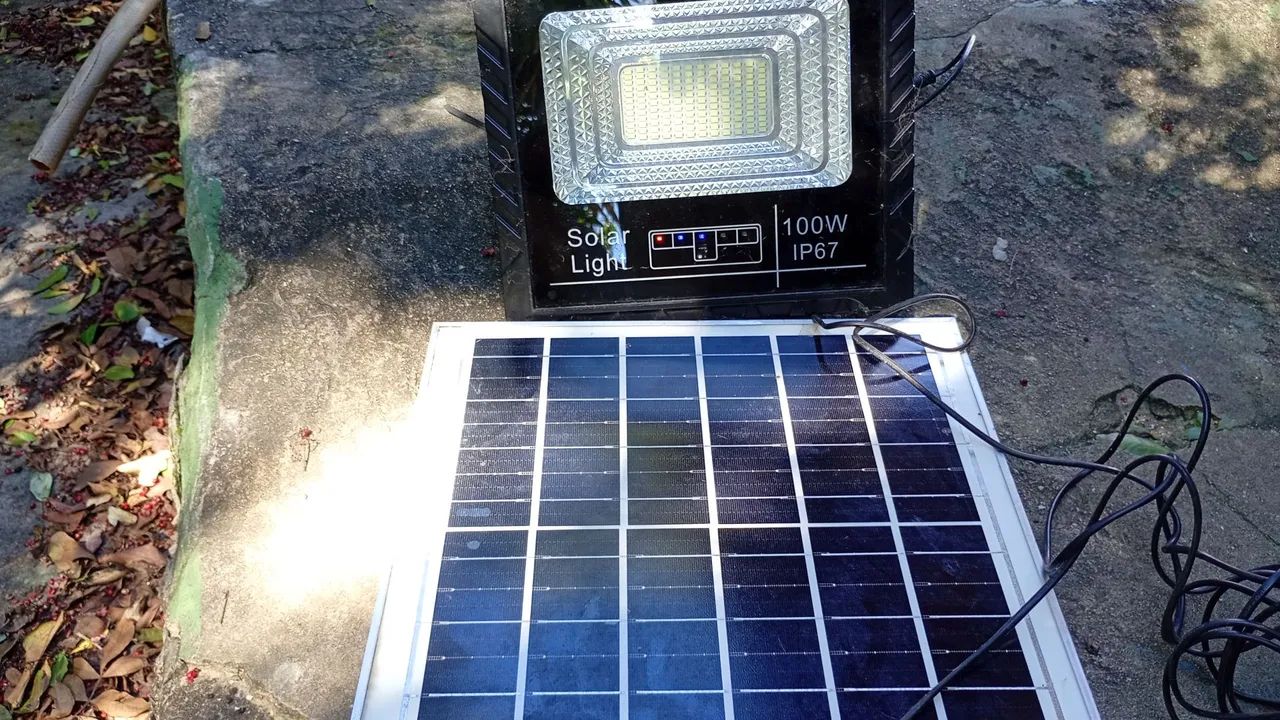 Refletor solar 100w Ip67, com placa solar 