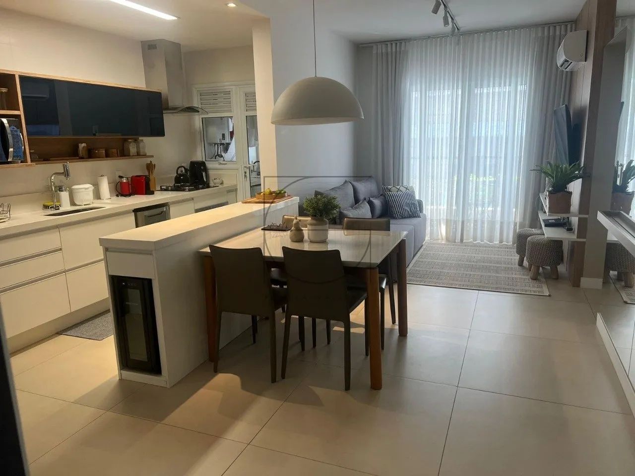 Apartamento com 2 dormitórios 1 suíte e 2 banheiros com 1 vaga de garagem - Foto 2