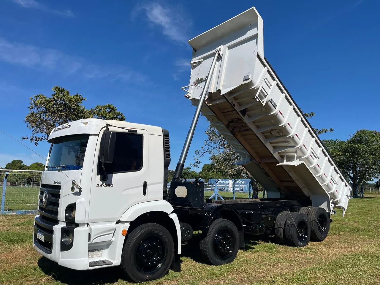 Caminhão Bitruck Caçamba - Foto 7
