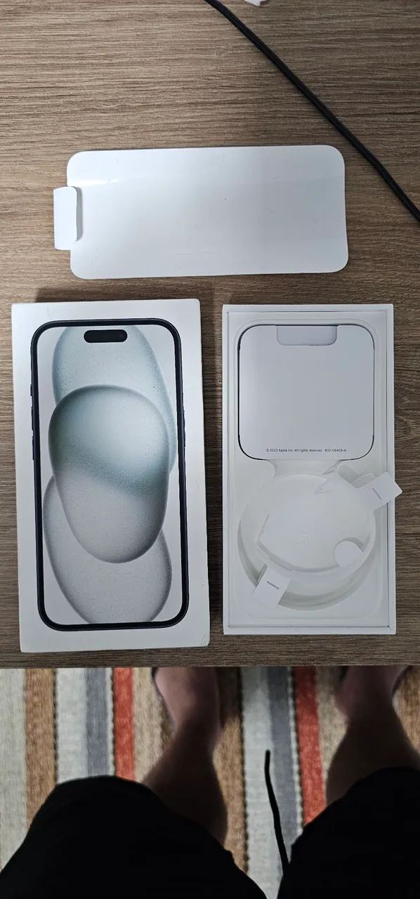 Caixa do Iphone 15 com manual