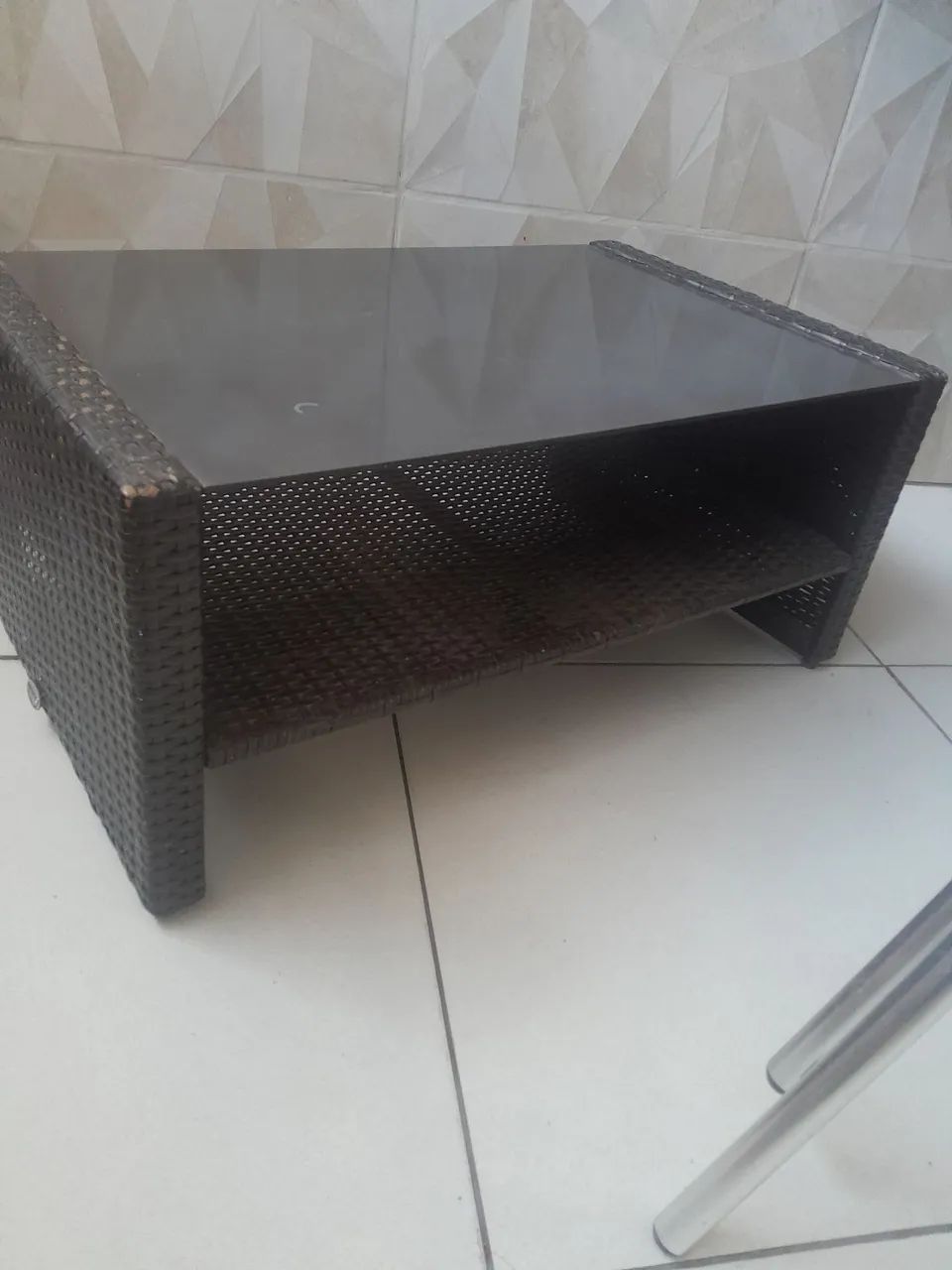 Centro para sala, tampo de vidro, de vime.