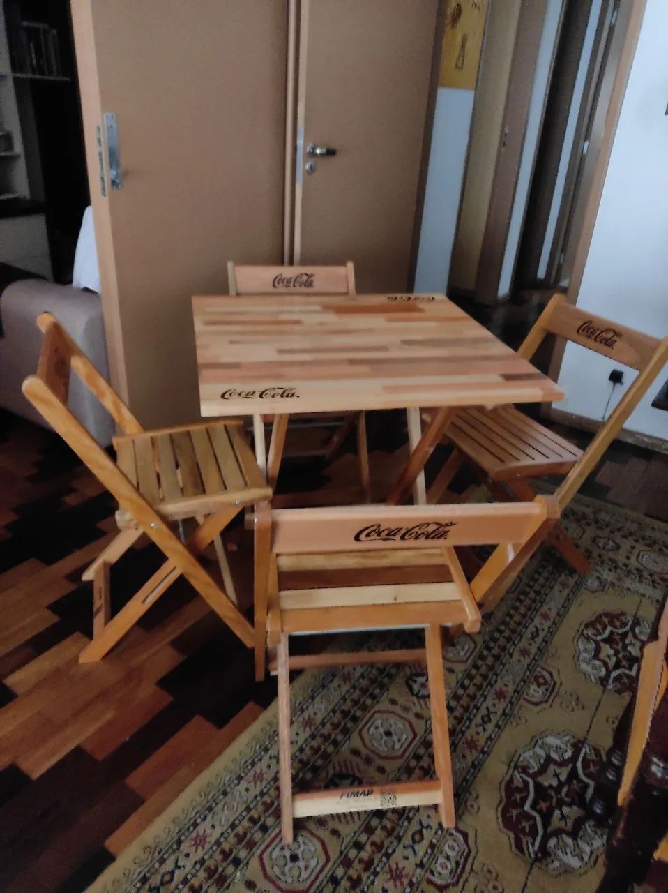 Mesa dobrável com 4 cadeiras 