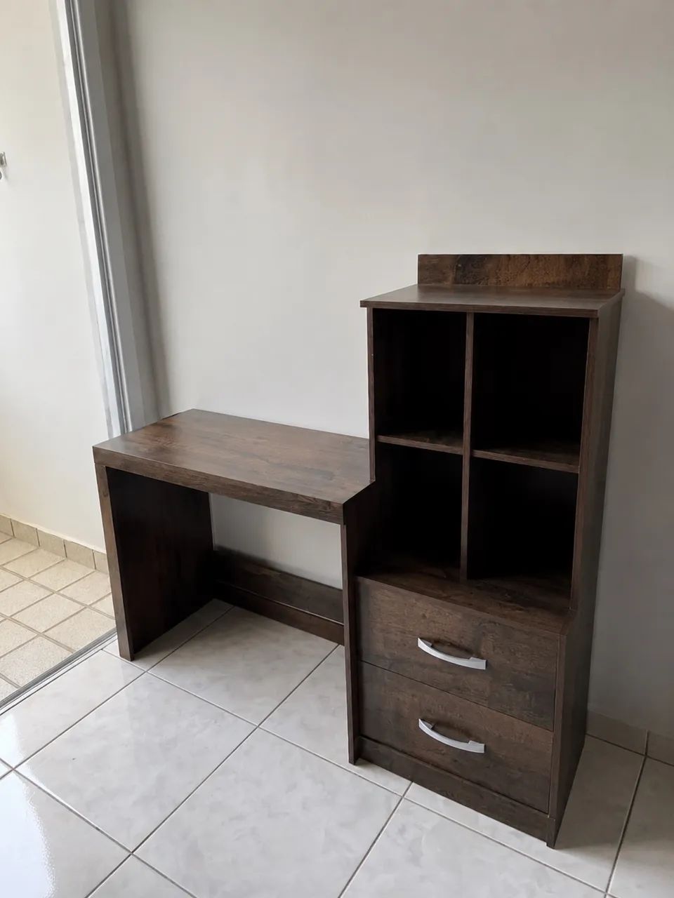 Mesa de estudo com nichos e gavetas