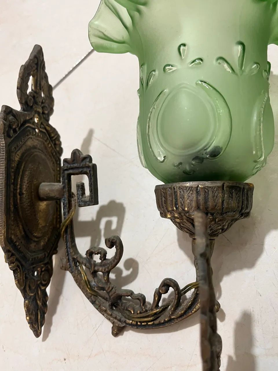Par de arandelas mais lustre em bronze com cúpula verde - Foto 3