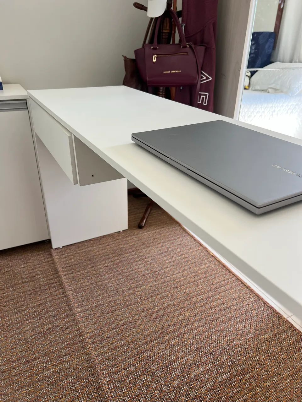 MESA DE COMPUTADOR COM ARMÁRIO 
