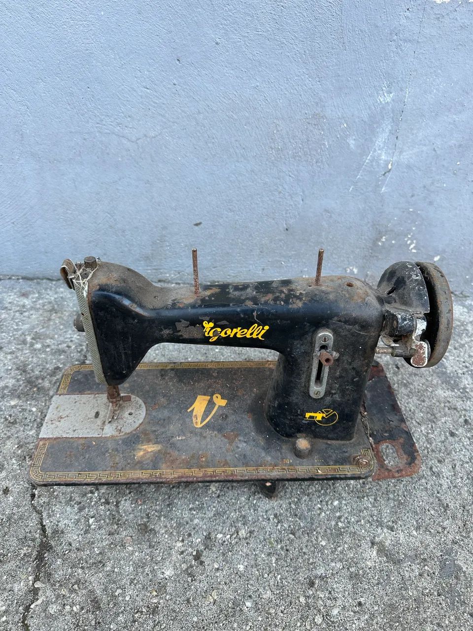 Máquina de Costura Antiga Vigorelli - Peça Vintage para Decoração 