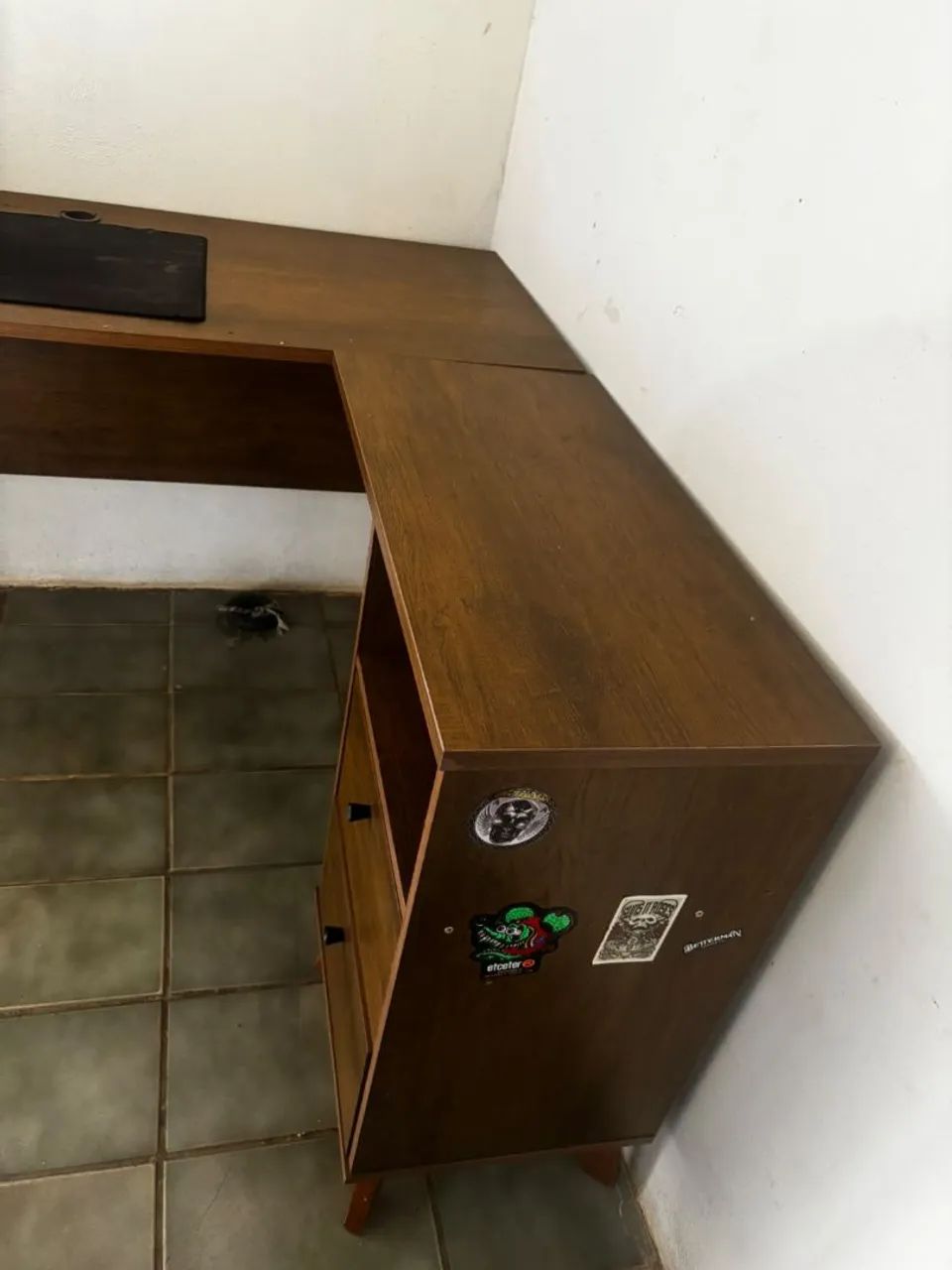 Mesa de Escritório em L de Madeira com 2 Gavetas