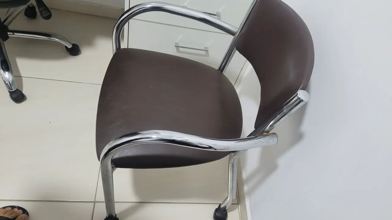 Cadeira reforçada com rodinhas. - Foto 2