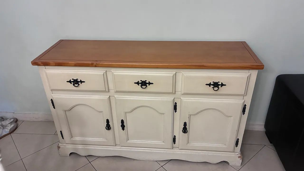 Buffet de madeira maciça 