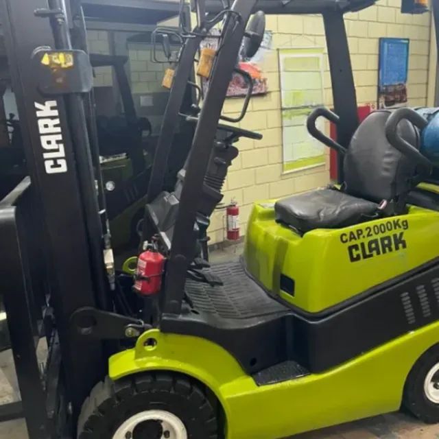 Empilhadeira GLP Clark, C20L, capacidade 2.000Kg Marca Clark | Modelo C20sL.  - Foto 2