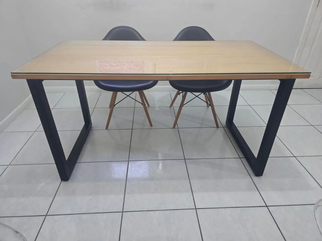 Mesa de jantar estilo industrial - esquadria de aço com madeira tratada e vidro temperado - Foto 2
