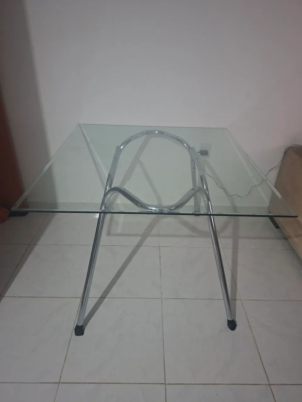 Mesa de vidro com  pé de alumínio 