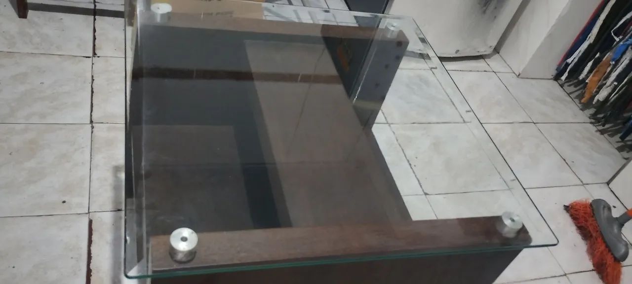 Mesa de Centro madeira maciça com tampo de vidro temperado  - Foto 3