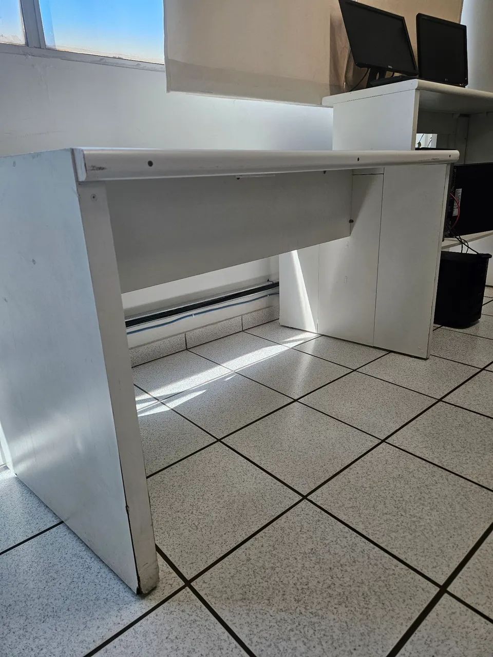 Mesa branca, reforçada para computador ou escritório - Foto 2