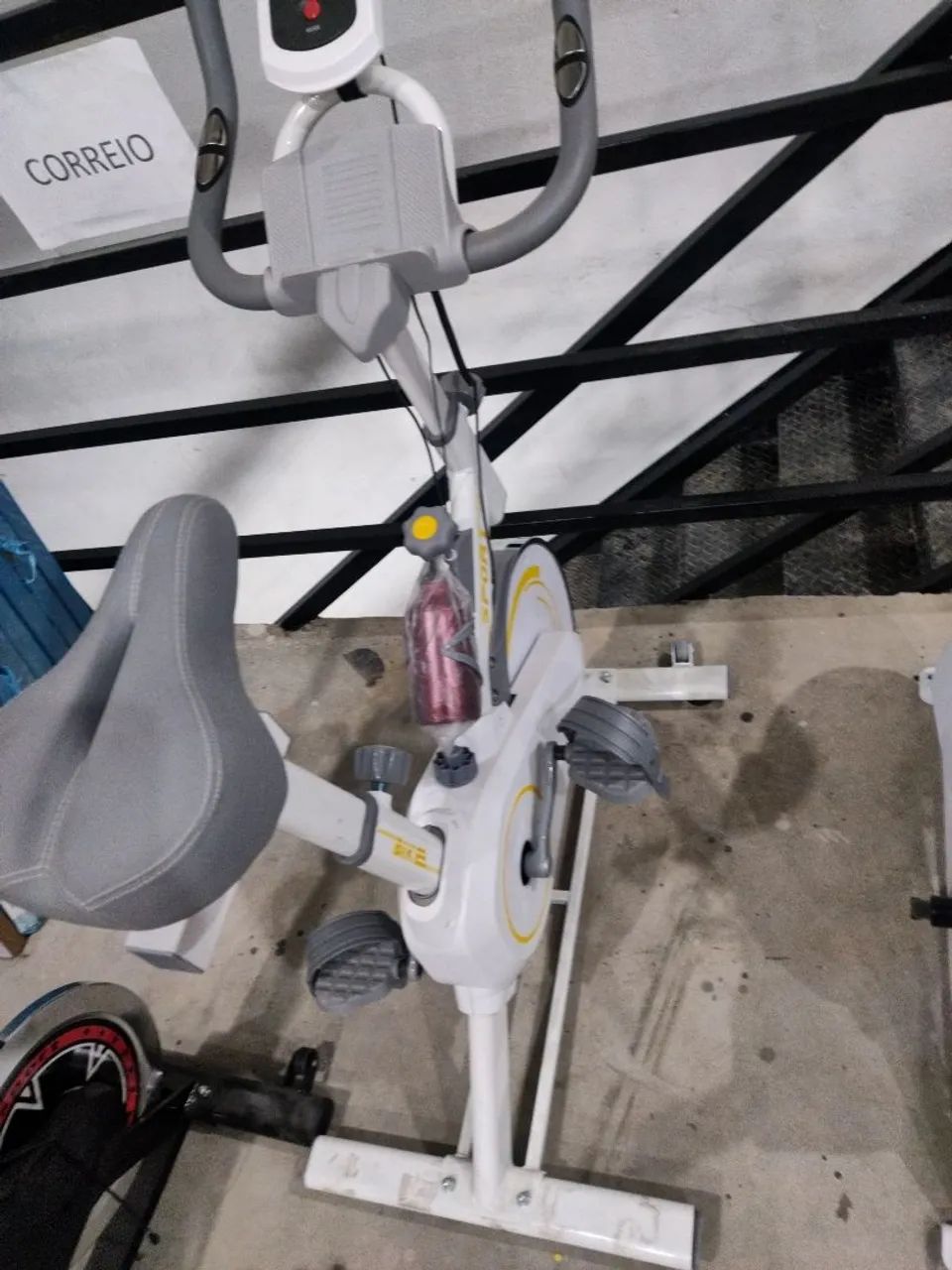Bicicleta ergométrica branca 