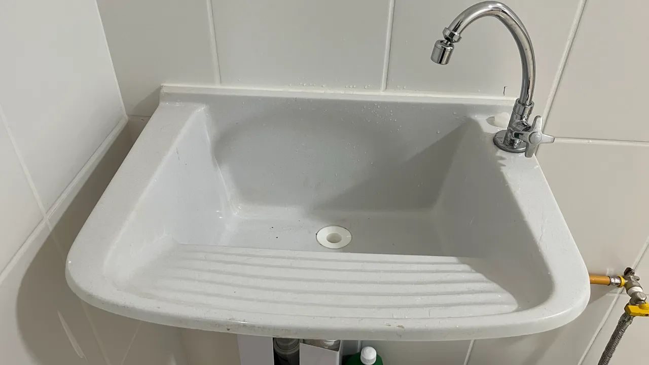 Tanque de lavar roupa e Pia de Cozinha Semi novos, nunca usados. 