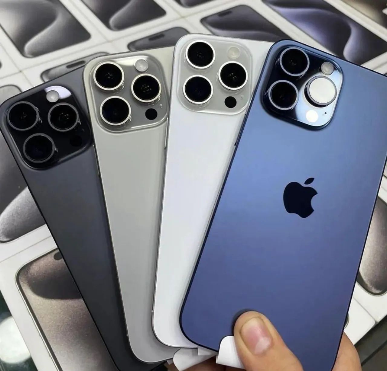 iPhone 15 pro Max 256gb semi novos - Celulares e Smartphones