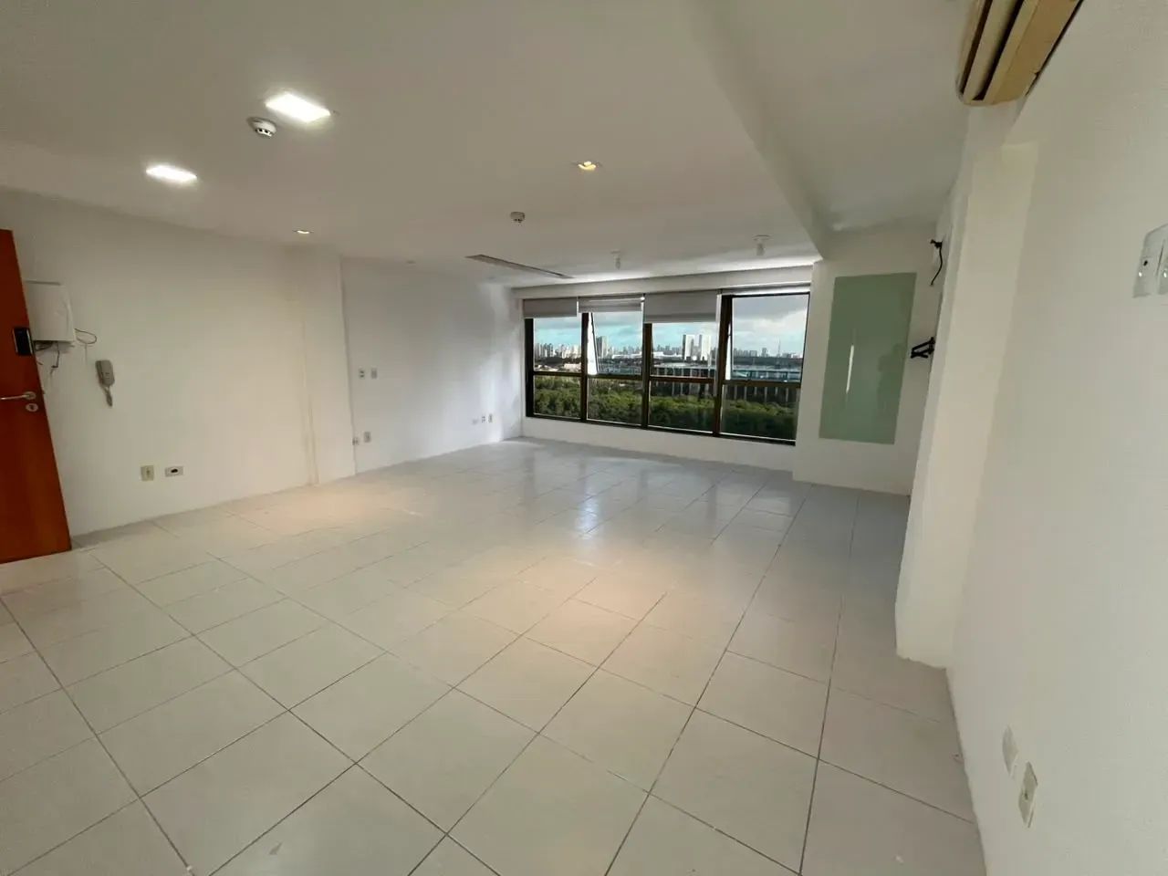 Alugo sala comercial com 45 metros na ilha do leite.