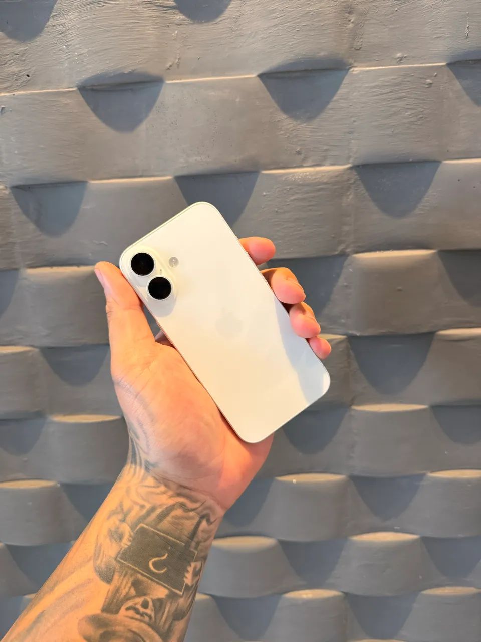iPhone 16 impecável 