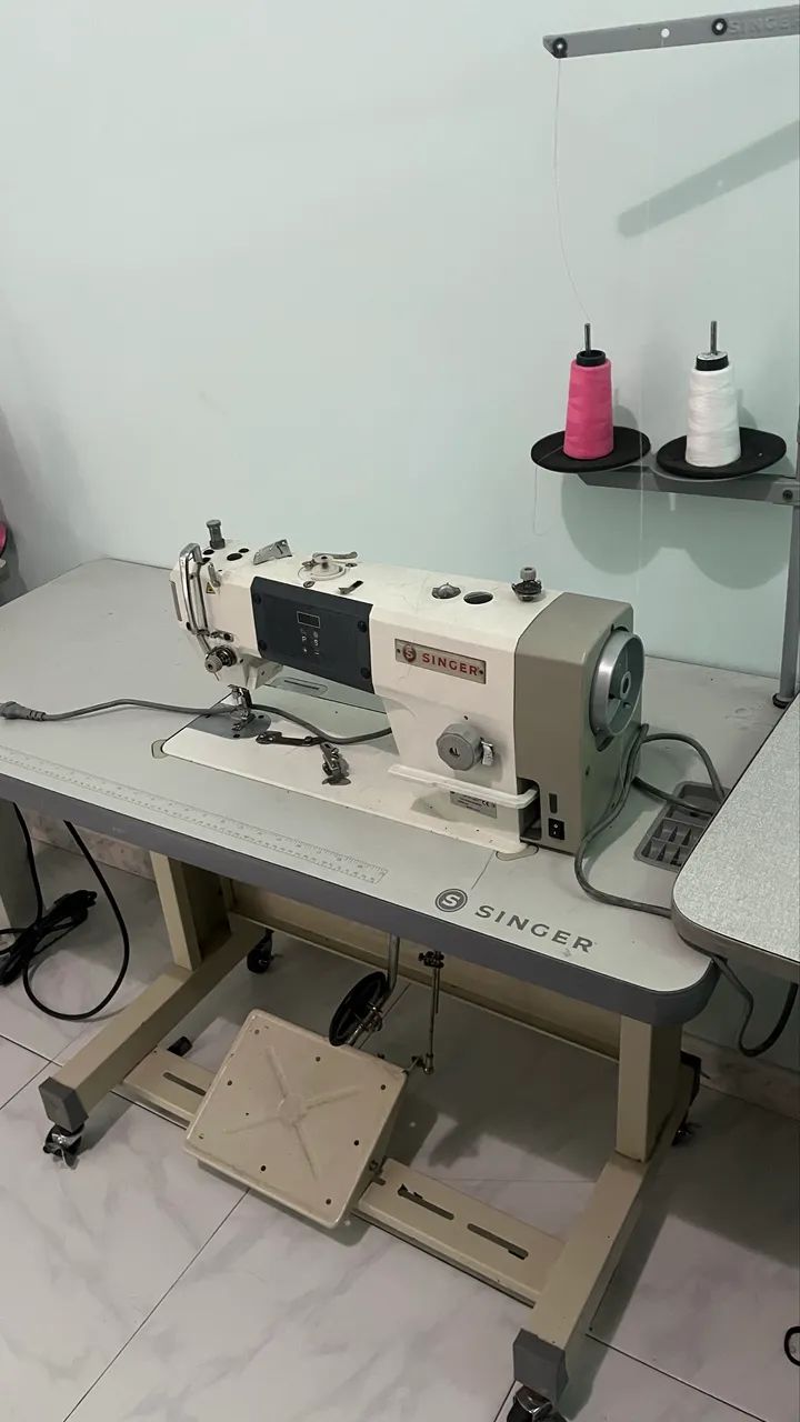 Máquina de costura industrial reta