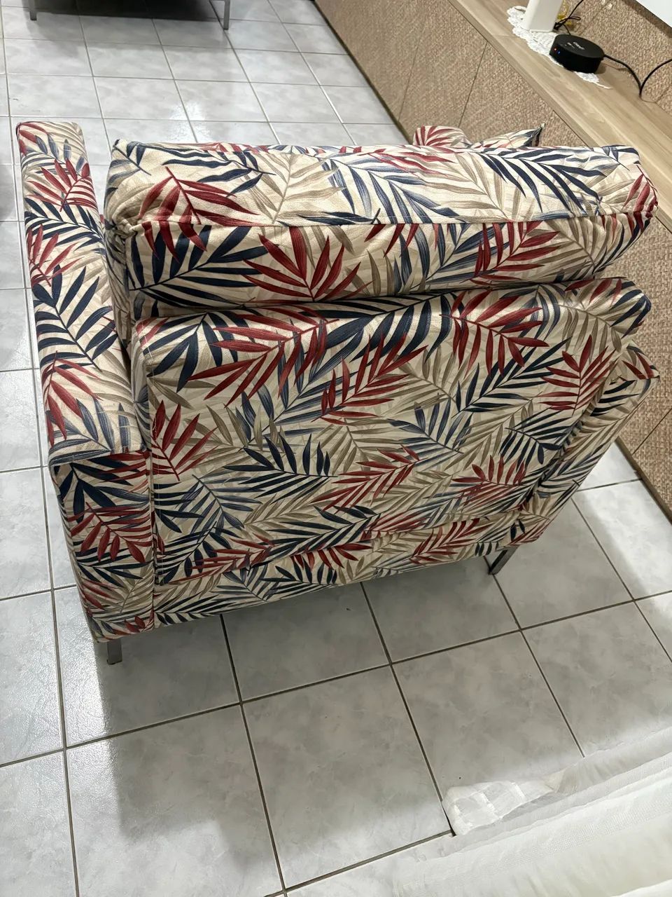 2 Poltronas Decorativas Estofadas com Almofadas | Design Moderno - Foto 3