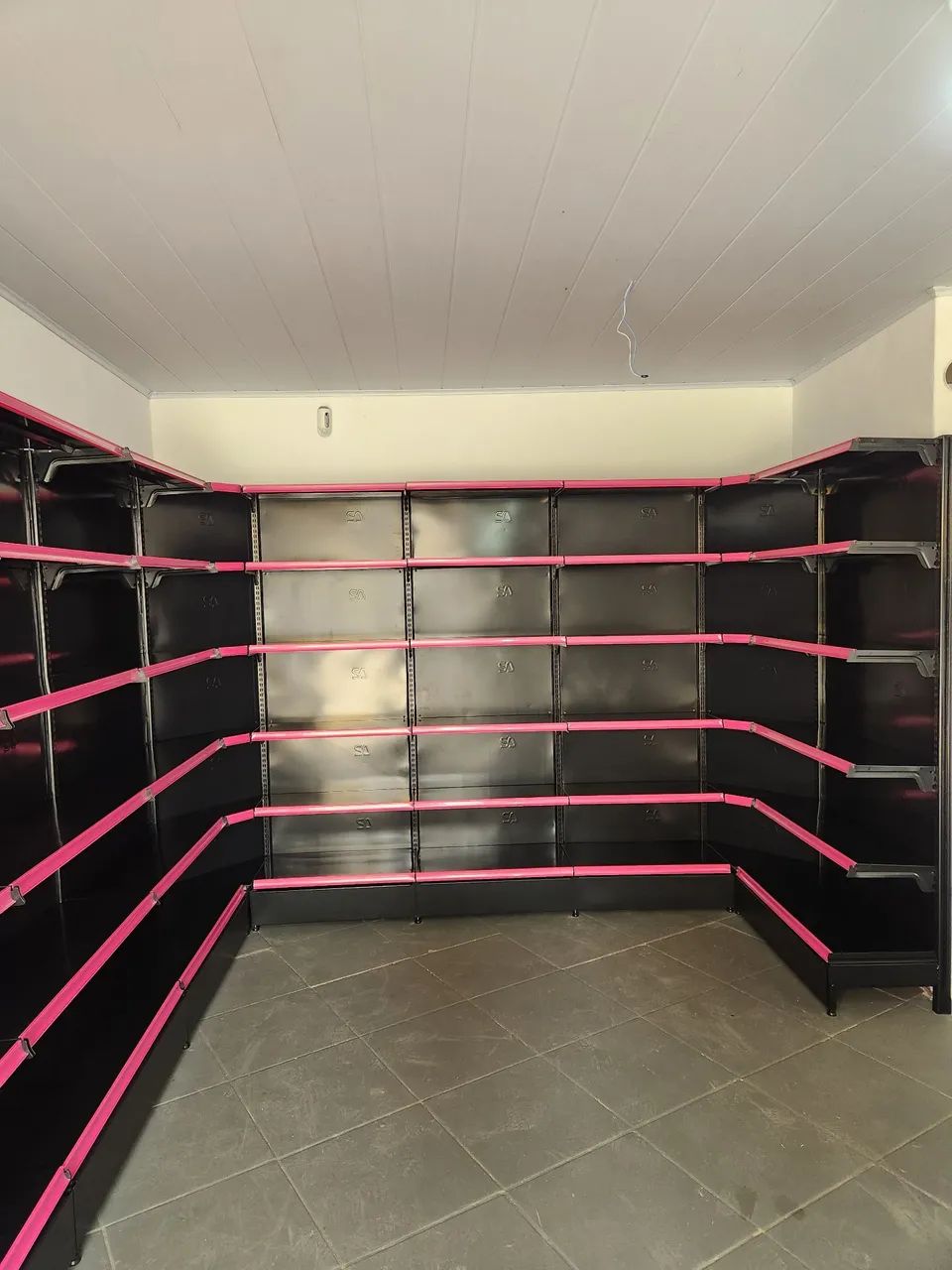 Gôndolas preta a pronta entrega 