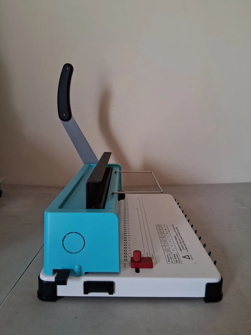 Kit Encadernadora Wire-o 3x1 Mecolour 34 furos Fura 12 folhas + argolas para encadernar - Foto 3