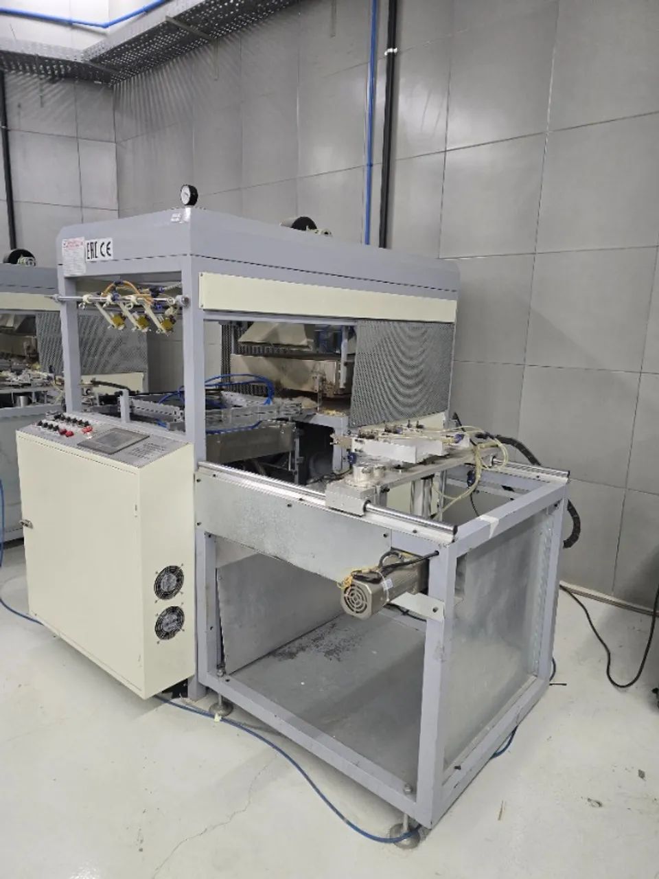 MÁQUINA VACUUM FORMING AUTOMÁTICA COM BRAÇO ROBÓTICO PARA EMBALAGENS - Foto 2