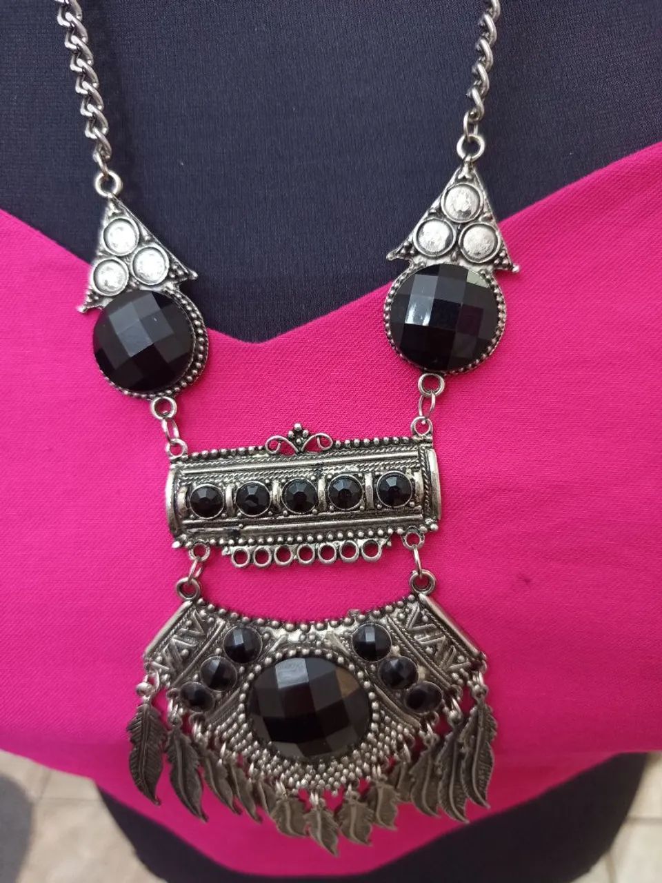 Colar com pedras pretas estilo boho