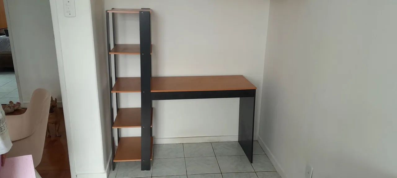 Escrivaninha com estante 