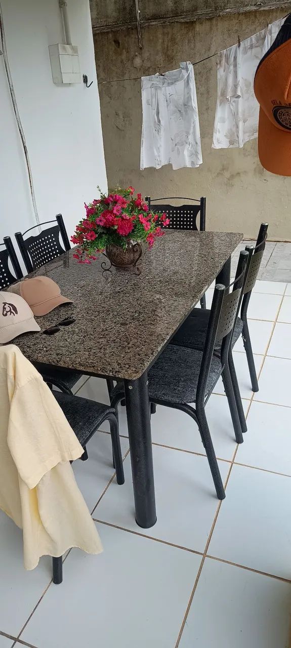 VENDE-SE mesa com 6 cadeiras 