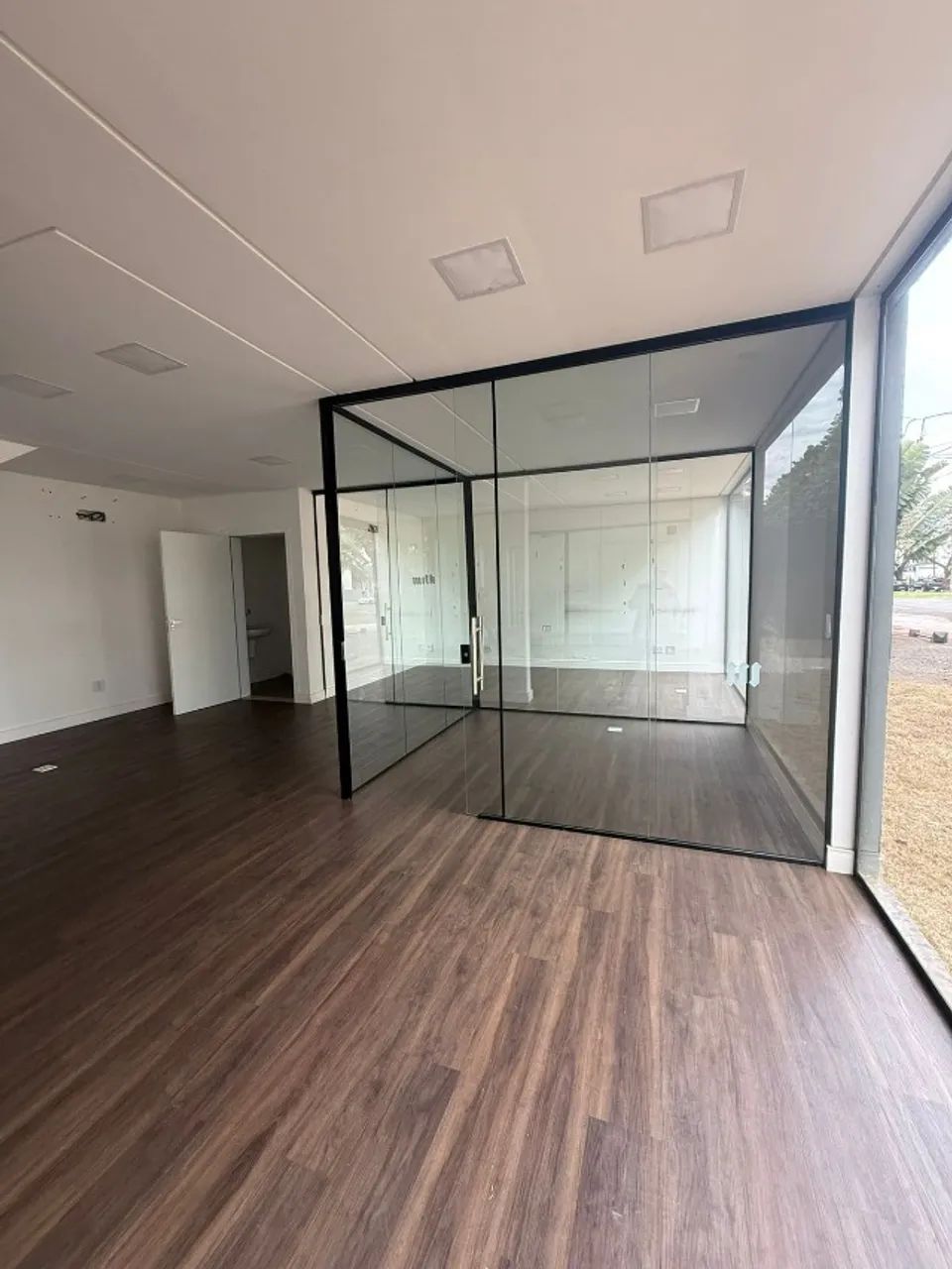 Excelente Barracão Comercial na Av. Alexandre Rasgulaeff - Foto 2