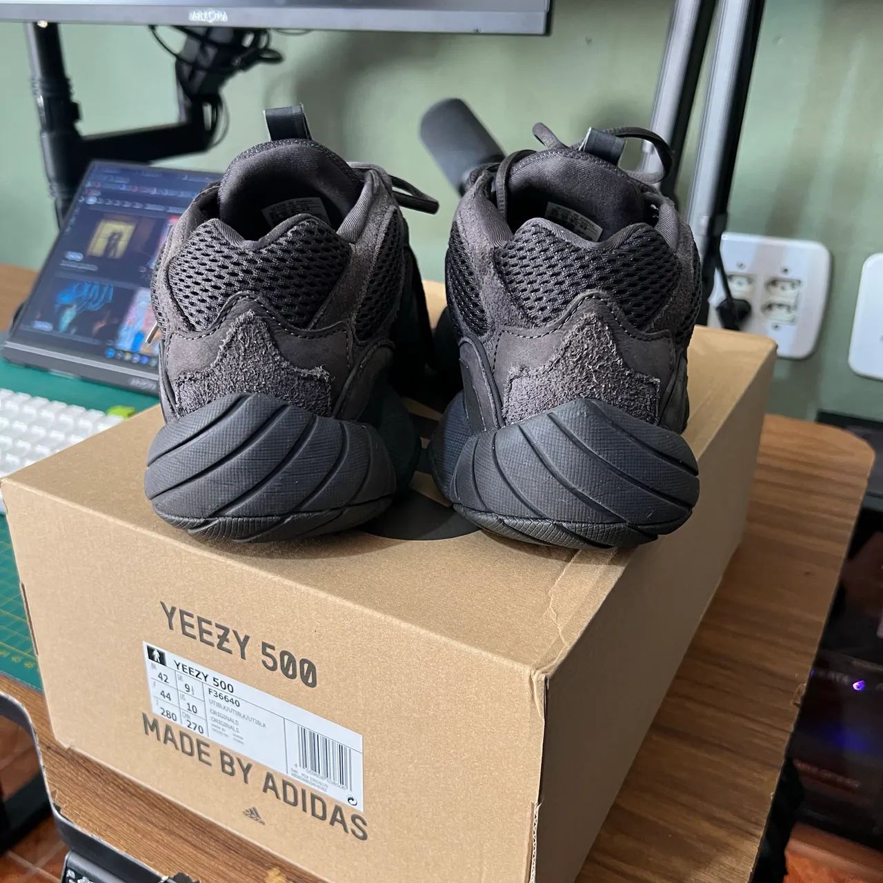 Tênis Adidas Yeezy 500 Utility Black com Caixa - Tam. 42