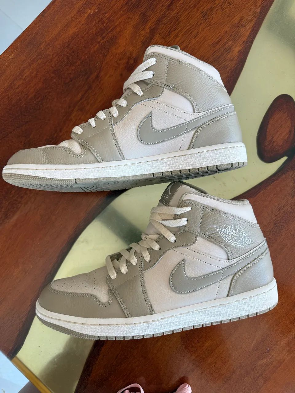 Tênis Air jordan 1 mid bege 