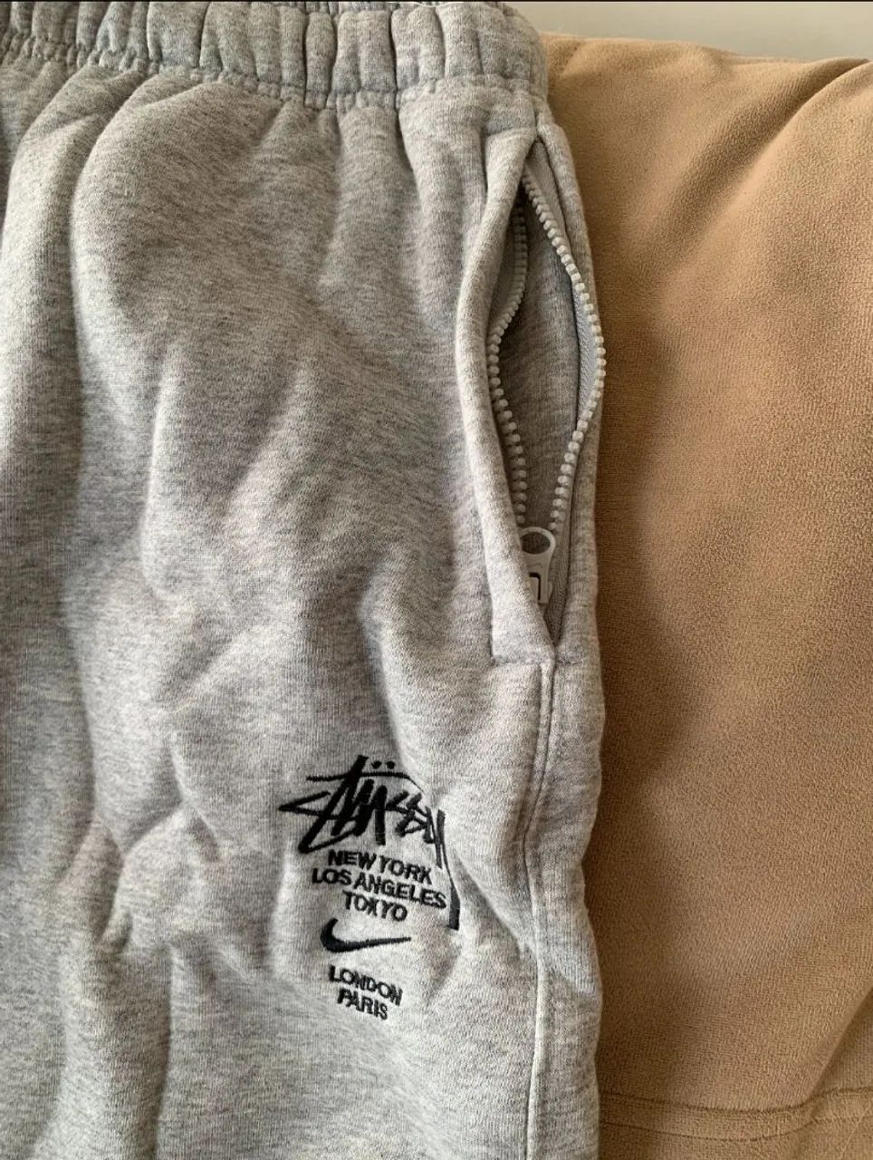 Calça Stussy x Nike Internacional Moletom Cinza - Foto 2