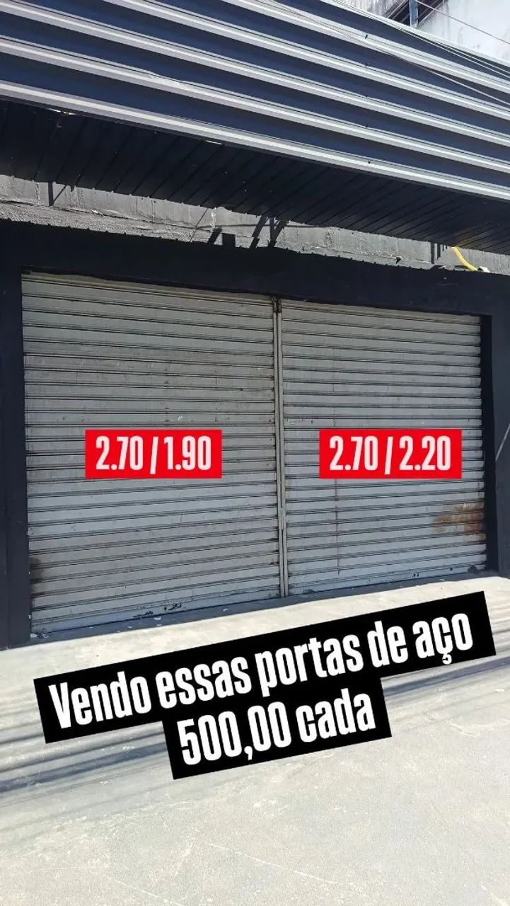 Portas de aço e caibros de madeira 