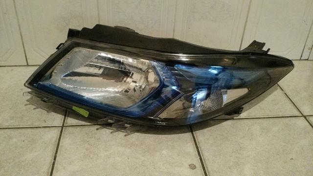 Farol esquerdo Chevrolet Onix azul