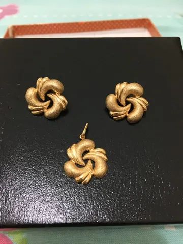 Belíssimo conjunto de brincos e pingente dourados  - Foto 2