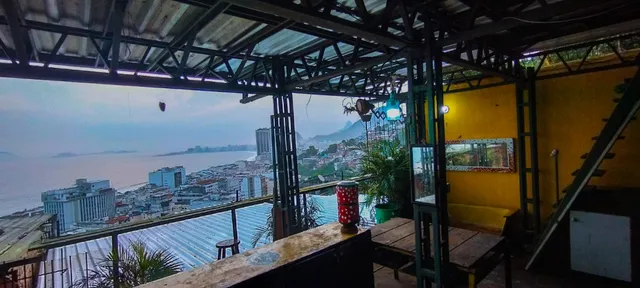 Apt 2 quartos, sala e cobertura grande, no alto da Chapeu Mangueira. Melhor vista do Leme